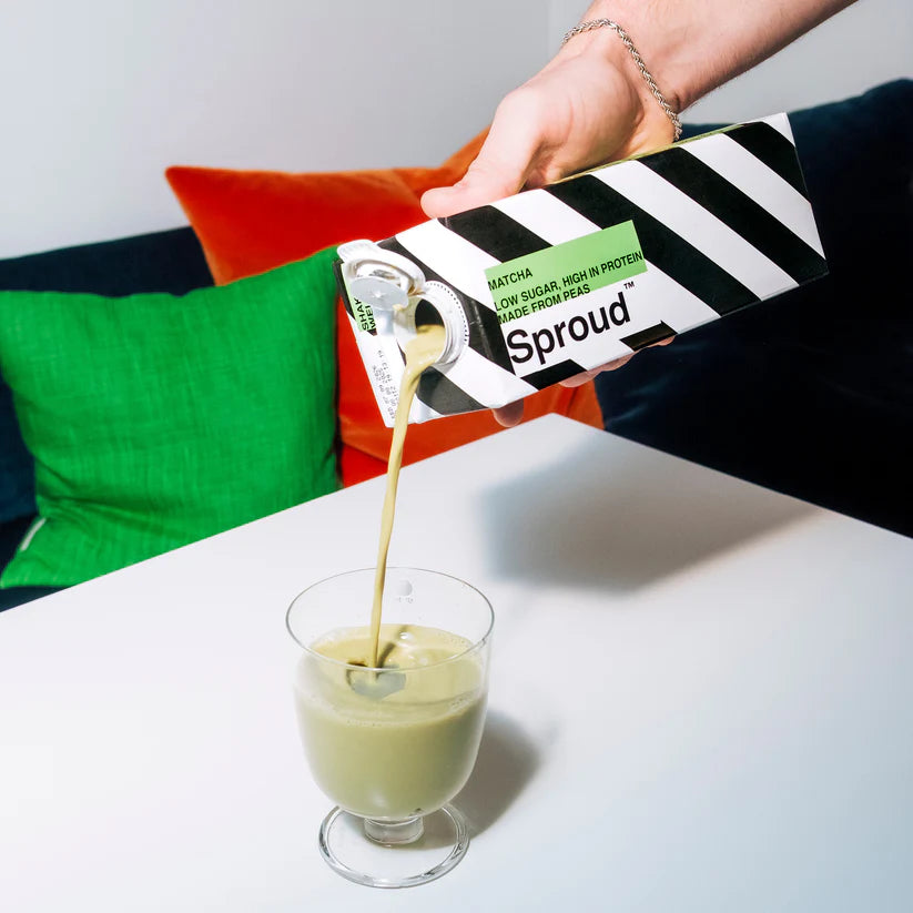 Sproud Matcha – roślinny napój z białka żółtego grochu o smaku matchy nalewany do szklanki. Wegańska alternatywa mleka do matcha latte i kawy. Oficjalny dystrybutor JAVA Coffee Polska.