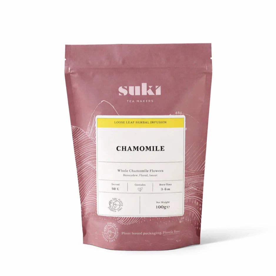 Herbata rumiankowa Chamomile SUKI Tea 100 g – ziołowa herbata z całych kwiatów rumianku, ekologiczne opakowanie, packshot na białym tle z cieniem