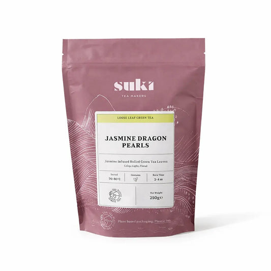 Herbata zielona jaśminowa Jasmine Dragon Pearls SUKI Tea 250 g – liściasta zielona herbata jaśminowa w ekologicznej saszetce, packshot na białym tle