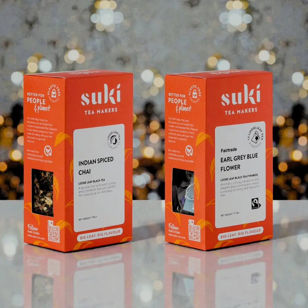 Herbaty SUKI Tea Indian Spiced Chai i Earl Grey Blue Flower ustawione na błyszczącym tle