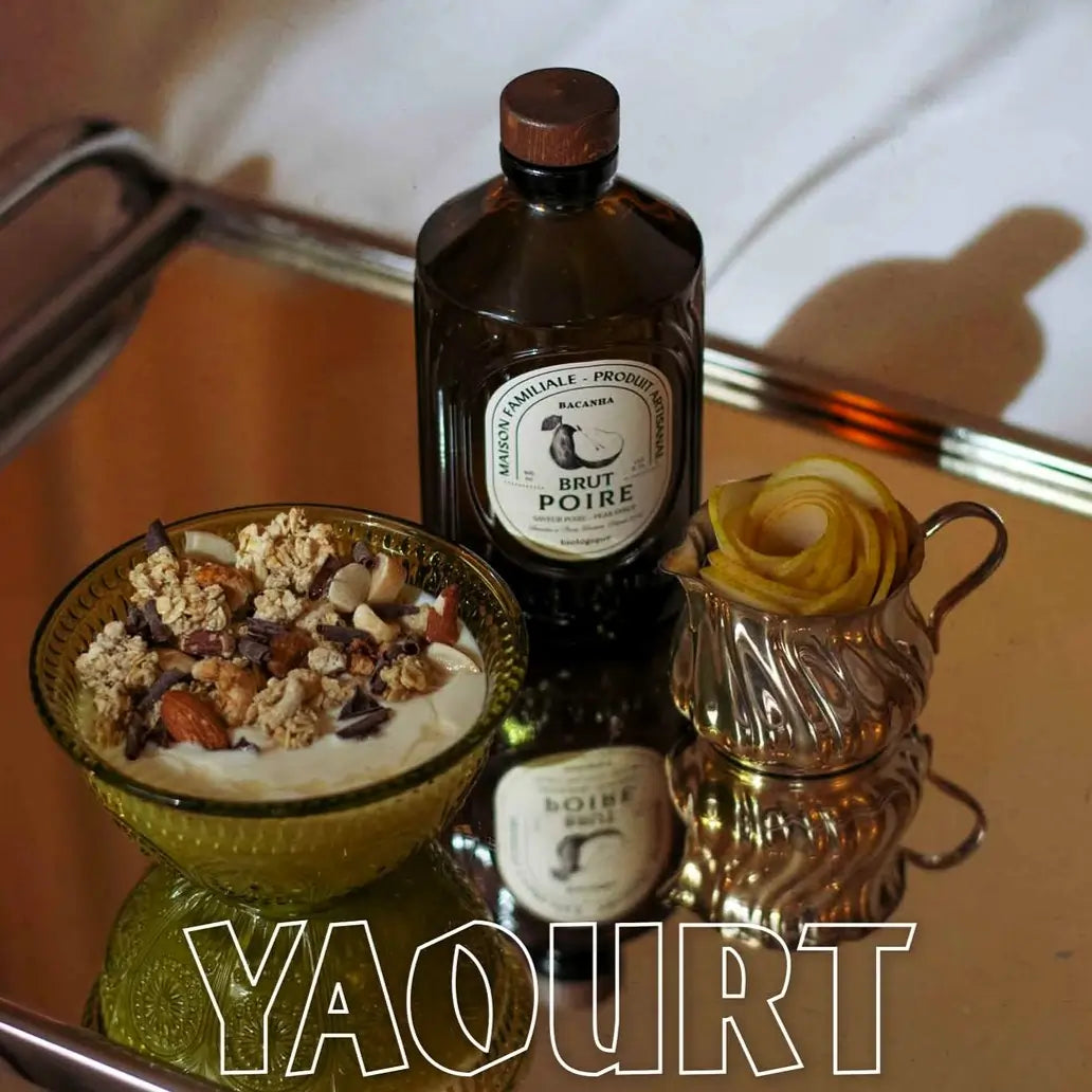 Syrop Bacanha Brut Poire obok jogurtu z granolą i migdałami – inspiracja deserowa z nutą gruszki.