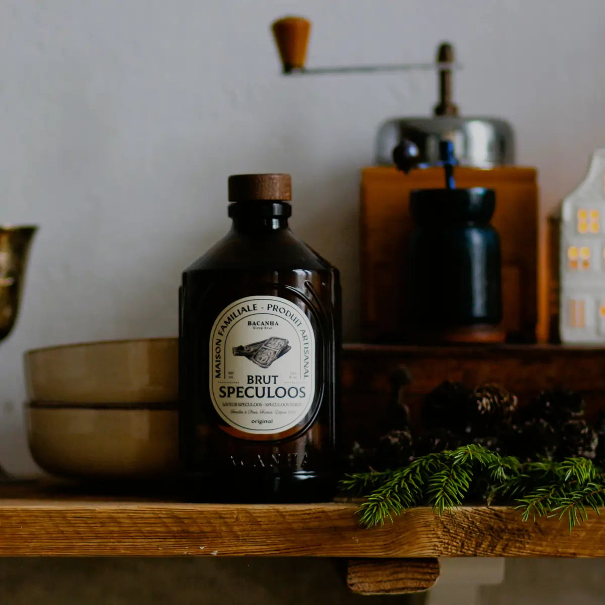 Syrop Bacanha Brut Speculoos ustawiony na drewnianej półce w świątecznej aranżacji