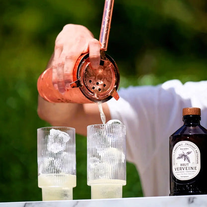 Przygotowanie drinka z syropem Bacanha Brut Verveine – organiczny syrop werbena do koktajli i drinków