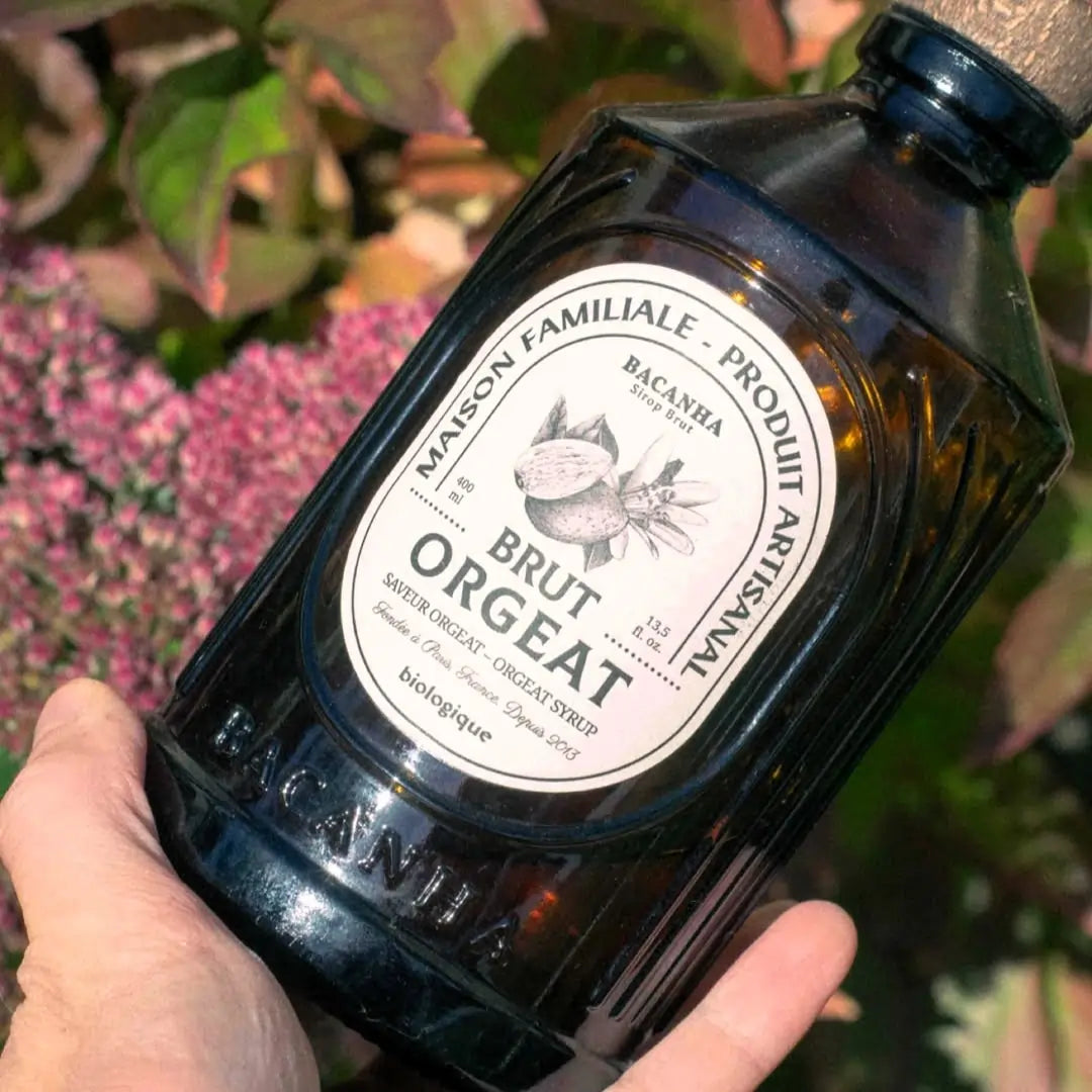 Syrop Bacanha Orgeat ORGANIC 400 ml – syrop migdałowy w butelce trzymanej w dłoni, zdjęcie lifestyle