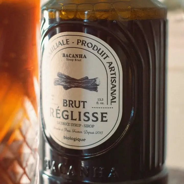 Zbliżenie na etykietę syropu Bacanha Réglisse – organiczny syrop o smaku lukrecji