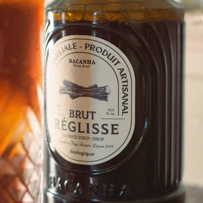 Zbliżenie na etykietę syropu Bacanha Réglisse – organiczny syrop o smaku lukrecji