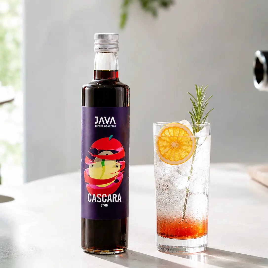 Syrop Cascara JAVA Coffee 500 ml podany z orzeźwiającym napojem z lodem, pomarańczą i rozmarynem