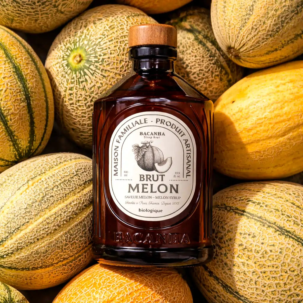 Syrop melonowy Bacanha Brut Melon BIO – butelka syropu na tle świeżych melonów, zdjęcie lifestyle inspirowane składnikiem