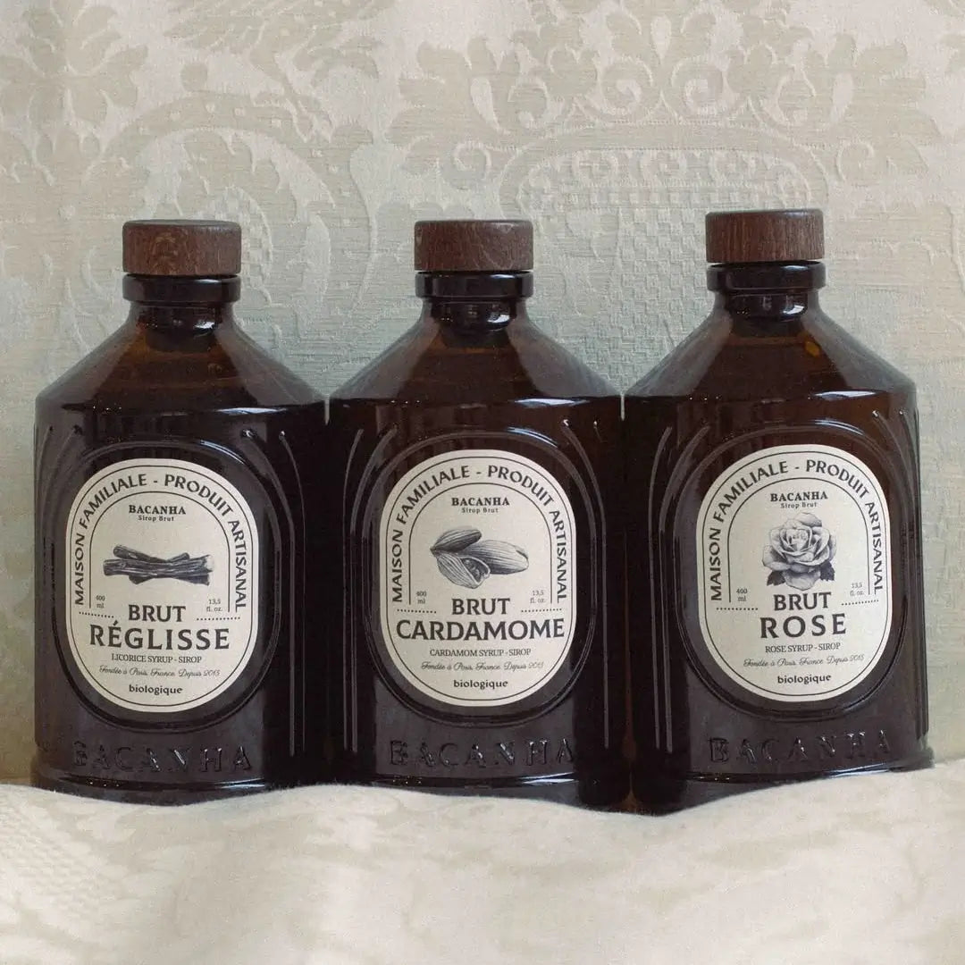 Zestaw trzech syropów Bacanha – Réglisse, Cardamome i Rose w brązowych butelkach