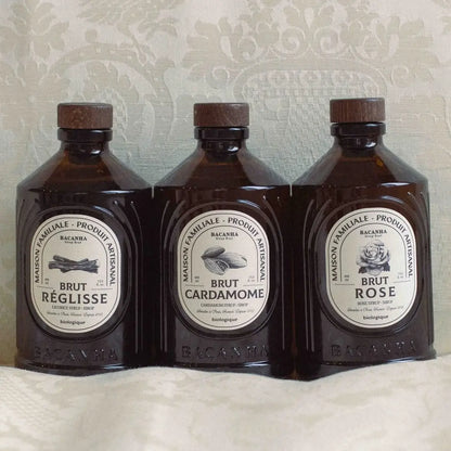 Zestaw trzech syropów Bacanha – Réglisse, Cardamome i Rose w brązowych butelkach
