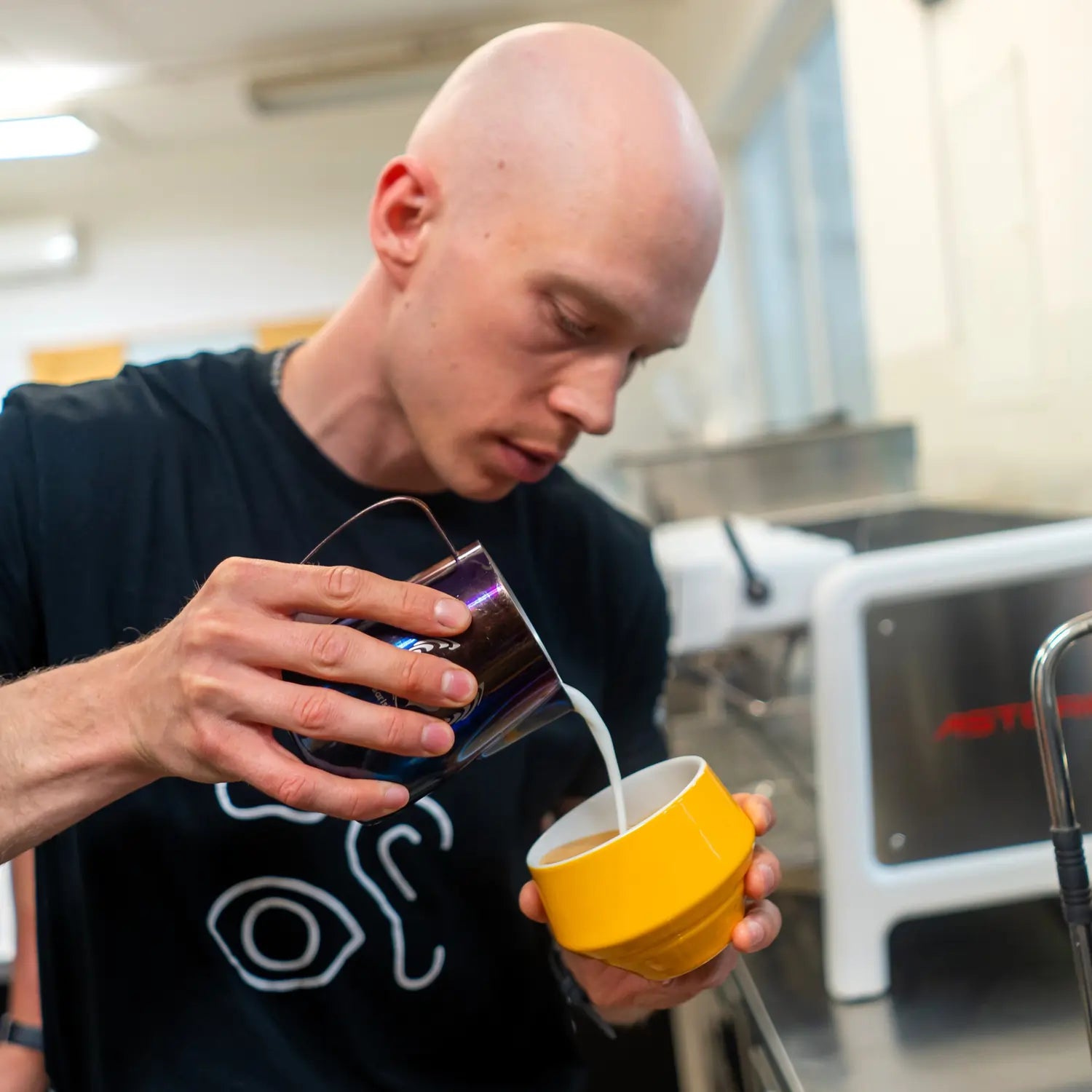 Barista podczas szkolenia Latte Art w JAVA Coffee – nauka spieniania mleka i nalewania kawy