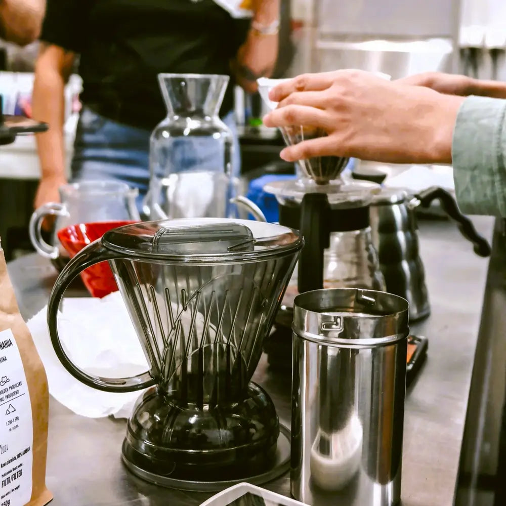 Stanowisko do parzenia kawy metodami przelewowymi – drip V60, konewki i akcesoria podczas warsztatów JAVA Coffee.