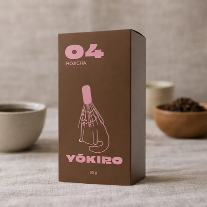 Lifestyle zdjęcie hojichy Yōkiro – brązowe kartonowe opakowanie hojichy 30 g w minimalistycznej aranżacji