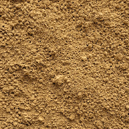 Zbliżenie na rozsypaną hojichę w proszku – drobna struktura i naturalna tekstura prażonej herbaty hojicha Yōkiro