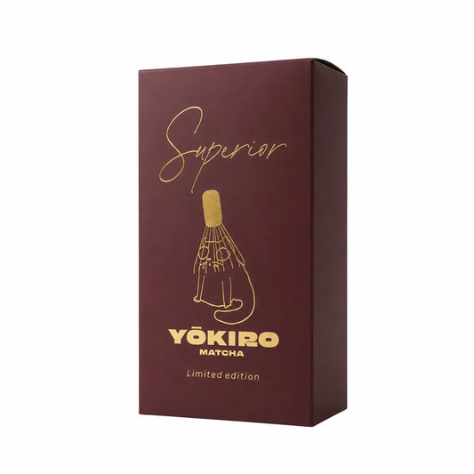 Yokiro Matcha Superior Limited Edition – premium opakowanie ceremonialnej matchy z aksamitnym matowym wykończeniem soft touch i złotym tłoczeniem, luksusowy design inspirowany japońską estetyką.