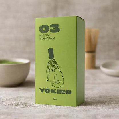 Lifestyle zdjęcie matchy Yōkiro Traditional – zielone kartonowe opakowanie matchy 30 g w minimalistycznej aranżacji