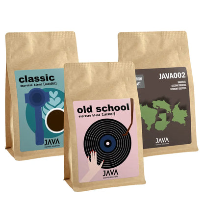 Zestaw kaw espresso JAVA Coffee Roasters – Classic Espresso Blend, Old School Espresso Blend i JAVA002 w formie packshotu na białym tle, wypalane w Warszawie.