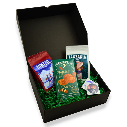 Zestaw świąteczny JAVA Coffee z kawą Winter Espresso, Tanzania Itumpi i czekoladą Meurisse w czarnym pudełku prezentowym.
